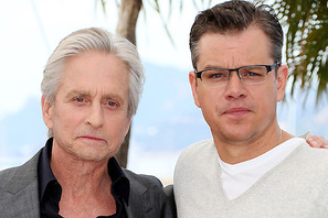 マット・デイモン、新作でマイケル・ダグラスとの濡れ場にひと苦労 画像