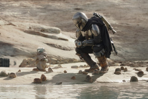 話題沸騰、グローグーを溺愛するマンダロリアンのパパっぷりをふり返り『スター・ウォーズ／マンダロリアン・アンド・グローグー』