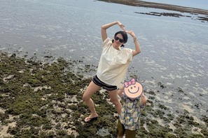 「どっちが子供？」ソン・イェジン、3歳の息子と海を満喫！“ヒョンビン目線”の旅行ショット【PHOTO】 画像