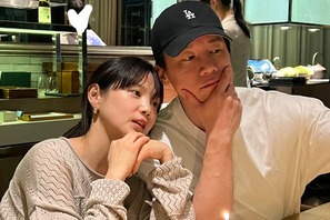 世界1位に輝いたキム・ムヨル、妻ユン・スンアからの“愛のあるサプライズ”に大感激！【PHOTO】 画像