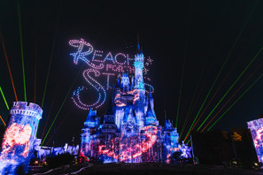 ドローンが夜空を舞う！ 9月終了、人気キャッスルプロジェクション「Reach for the Stars」感動のフィナーレ 画像