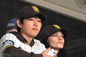 ソン・ジュンギ＆ケイティ夫妻、公の場に登場も…度を越えた“離婚”フェイクニュースが蔓延 画像