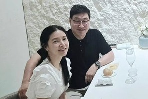 イ・ヨンエ夫婦の近況をキャッチ！20歳年上の夫同伴でディナーを楽しむ仲睦まじい姿 画像