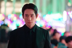 チョン・ヘインが爽やかさを封印!?鋭い眼力で新境地すぎる“衝撃ビジュアル”解禁！ 画像