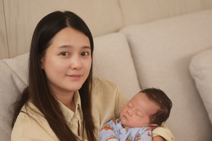 『太陽を抱く月』女優ナム・ボラ、愛おしい息子を抱き上げ幸せいっぱいの笑顔【PHOTO】 画像