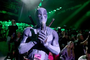 「追加出演はないの？」“グレー”のデッドプール、コミコンにサプライズ登場『アベンジャーズ／ドゥームズデイ』 画像