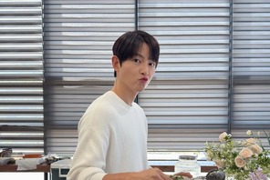 ソン・ジュンギ、2児の父になっても変わらぬ“少年美”。ドラマ撮影中の近況公開【写真】 画像
