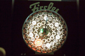 60個の鍋で制作された巨大なフィスラー時計が初お披露目に 画像