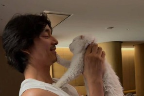俳優コン・ユ、愛猫コンコンの旅立ちを追悼「僕と似ている君が好きだった」【写真】 画像