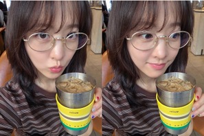「コーヒーも喜んでる!?」女優パク・ボヨンのラブリーな魅力全開のカフェイン補給ショット【写真】 画像