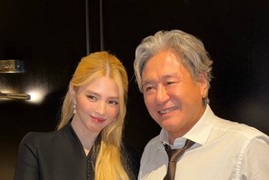 これが韓国版『マイ・インターン』の雰囲気！ハン・ソヒ、大先輩チェ・ミンシクの隣で輝く“圧倒的オーラ”【写真】 画像
