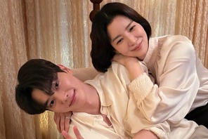 『SKYキャッスル』女優ユン・セアがソン・ガンの肩にちょこん…“密着ショット”にファン騒然！【写真】 画像
