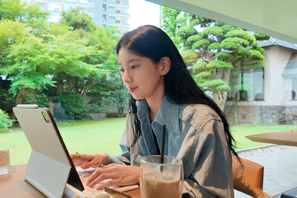 女優ペ・スジが東京で“のんびり”。公園やカフェで過ごす飾らない姿が「癒される」と反響！ 画像