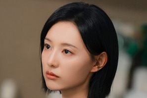 美しき「狂犬」誕生…！女優キム・ジウォン、漆黒の眼光で魅せる“冷徹ドクター”スチール初公開【写真】 画像
