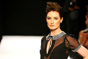 トップモデルが、スーパーマーケットでウォーキングの練習!? 画像