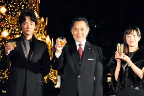 菅野美穂、ウィスキー片手に美脚披露！　クリスマス・イルミネーションにうっとり… 画像