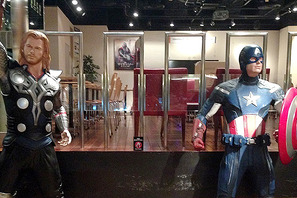 『アベンジャーズ』の世界を堪能！　カフェには等身大キャラクターの展示も 画像