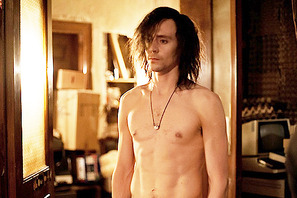 半裸のトム・ヒドルストン、“ロキ様”とはひと味違うセクシーな吸血鬼に 画像