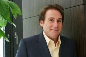 「ラストは撮影しながら何度も泣いた」マイク・バインダー監督が語る『再会の街で』 画像