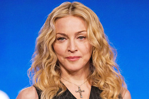 マドンナ、ハイヒールで激しく踊ったため松葉づえ生活に 画像