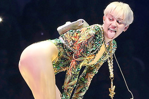 マイリー・サイラス、ファンのTバックを口の中に…過激なパフォーマンス続々 画像