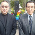 『明日への遺言』大ヒットの報告のため岡田資中将が眠る多磨霊園を訪れた小泉堯史監督と原正人プロデューサー。