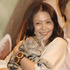『グーグーだって猫である』完成披露試写会にて。猫のグーグーを抱き上げる小泉今日子。