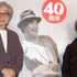 『男はつらいよ』誕生40周年プロジェクト記者発表。寅さんの写真をバックに立つ山田洋次監督と倍賞千恵子。