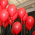 会場に飾られた無数の赤い風船