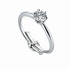 銀座ダイヤモンドシライシのスマイルプロポーズリング。リングのサイズが調整できるようになっており、彼女の指輪のサイズが分からなくてもプロポーズできると、男性のひとり客に好評。