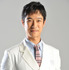 白衣に身を包んだ、堺雅人（日野倫太郎役）／ドラマ「Dr.倫太郎」