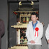 「蘇る技と美　玉虫厨子」展オープニングイベント。（左から）鈴木一義氏（国立科学博物館）、塗師の阪本茂雄氏、設計施行の中田秋夫氏。後ろに展示されているのが平成版・玉虫厨子。