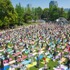 「ミッドパーク ヨガ」　芝生の上でヨガレッスン。毎回大人気のイベント。