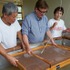 岐阜県の伝統産業の和紙作りを視察するセバスチャン・コンラン氏。