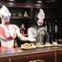 ウルトラマンとダダが、「ウルトラマンカフェ」のスイーツをアピール