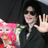 6月3日、子供たちと歩くマイケル・ジャクソン -(C) Splash/AFLO
