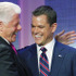 壇上に立つクリントン元大統領とマット -(C) Reuters/AFLO