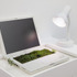 IBookgarden |2014 ラップトップコンピュータ、水、植物、土、棚、卓上ランプ、昼光色の電球|42 x 65 x 44 cmLaptop, water, plants, earth, shelf, desktop lamp with daylight bulb |42 x 65 x 44 cm Photo: Dorine Potel, Courtesy of the artist and ART : CONCEPT, Paris