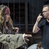 メイキング写真（エスペン・サンドベリ監督＆ジョニー・デップ）／『パイレーツ・オブ・カリビアン／最後の海賊』（C）2017 Disney Enterprises, Inc. All Rights Reserved.