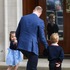 ウィリアム王子と一緒に病院へ行くジョージ王子とシャーロット王女(C)Getty Images