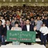 340人の学生たちに囲まれる大泉洋、小松菜奈／『恋は雨上がりのように』特別講座