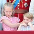 はとこのサヴァンナ・フィリップスに口をふさがれるジョージ王子／エリザベス女王の誕生日パレードにて (C)Getty Images