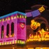 思わず立ち止まって見入っちゃう☆ハロウィーン期間限定夜の環境演出 (C) Disney