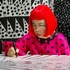 『草間彌生∞INFINITY』　Artist Yayoi Kusama drawing in KUSAMA - INFINITY. (C) Tokyo Lee Productions, Inc. Courtesy of Magnolia Pictures.