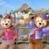 「東京ディズニーリゾート®40 周年“ドリームゴーラウンド”」ダッフィーとシェリーメイの祝祭感あふれる衣装を初披露！As to Disney artwork, logos and properties： (C) Disney