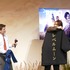 日本の冬の防寒具である半てんをプレゼント／Netflix配信『REBEL MOON － パート1：炎の子』来日記者会見