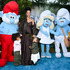スマーフと記念撮影するリアーナと子供たち Photo by Michael Buckner/Variety via Getty Images