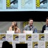 向かって左からギャレス・エドワーズ監督、エリザベス・オルセン、アーロン・テイラー＝ジョンソン、ブライアン・クランストン。コミコン2013。　Getty Images
