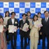 前列右からTBS テレビ代表取締役社長 龍宝正峰、渋谷七味、前田悠冴、仲村弦己、境田博美後列右から、安達あづさ、磯﨑由佳、吉田香織、上野詩織、前田志門