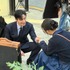 片膝をついたホ・ナムジュンに“胸キュン”！『素晴らしき新世界』の微笑ましい撮影現場の裏側【PHOTO】